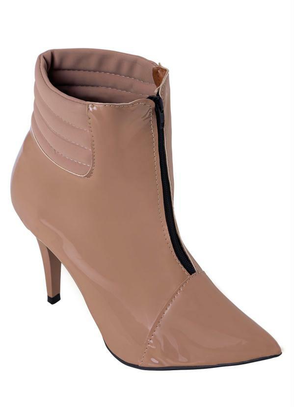 Bota Modelo Bico Fino Nude em Verniz