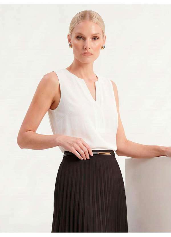 Blusa com Peitilho Decote V em Viscose Off White Josiela