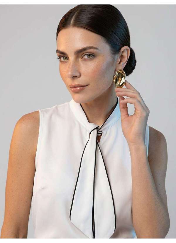 Blusa Gola Laço em Crepe Off White Natasha
