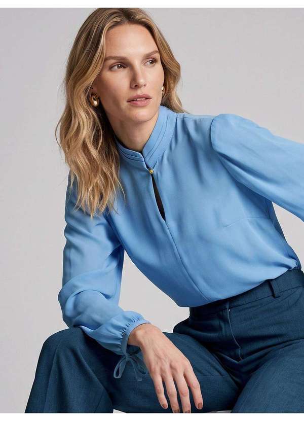 Blusa com Gola Estruturada e Punho Laço Azul Claro Cauane