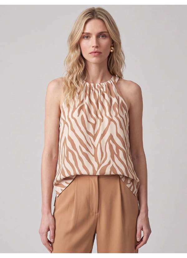 Blusa em Viscose com Decote Franzido Estampa Savana Tita