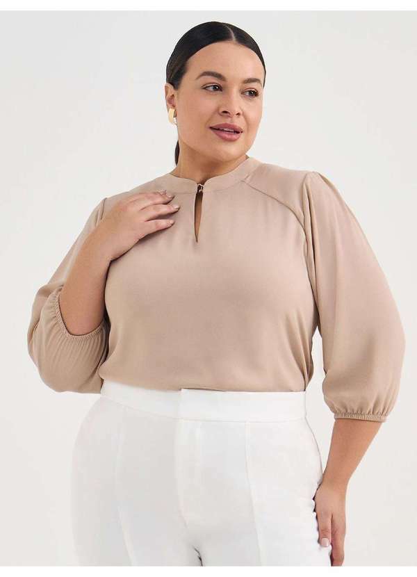 Blusa Manga 7/8 em Crepe Plus Size Mocha Mousse Justina