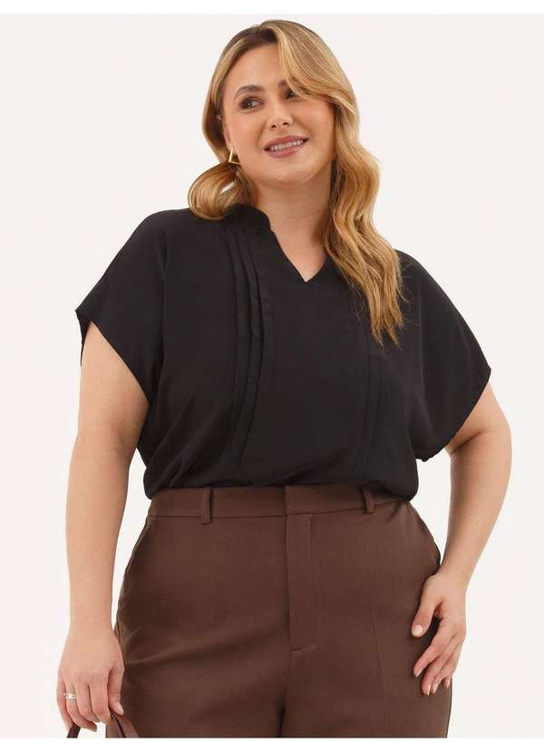 Blusa Manga Curta Decote V em Crepe Plus Size Preto Nadira