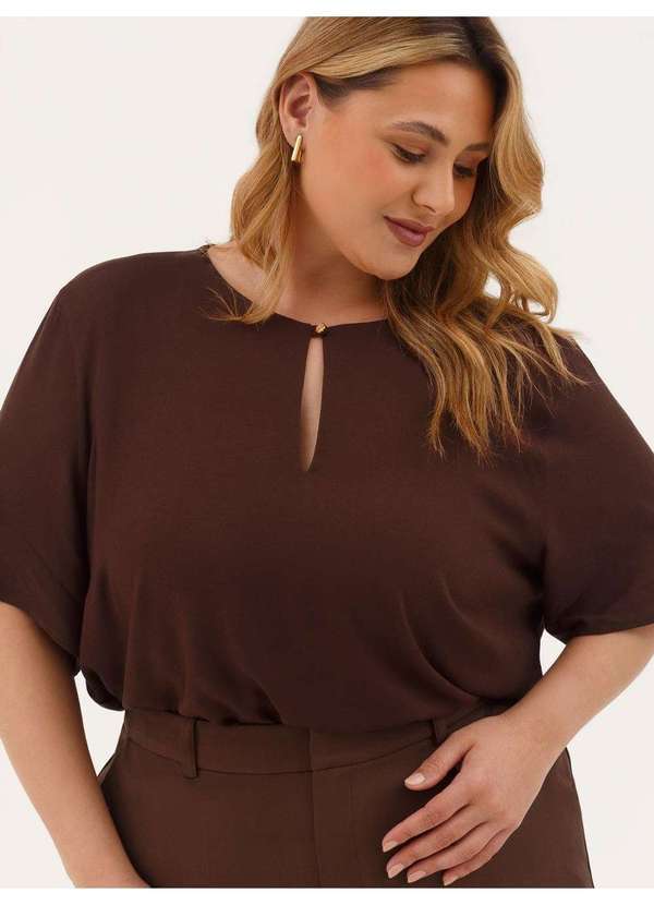 Blusa Manga Curta em Viscose Plus Size Marrom Giuli