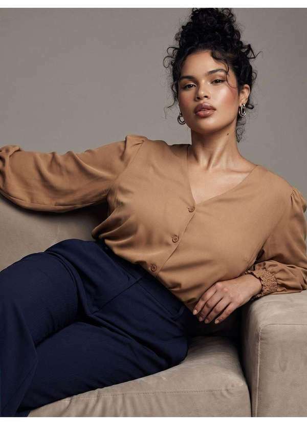 Camisa Manga Longa Regular em Viscose Plus Size Canela Angela