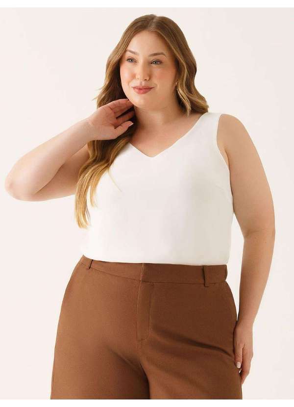 Regata com Decote V Plus Size Off White Bernadina