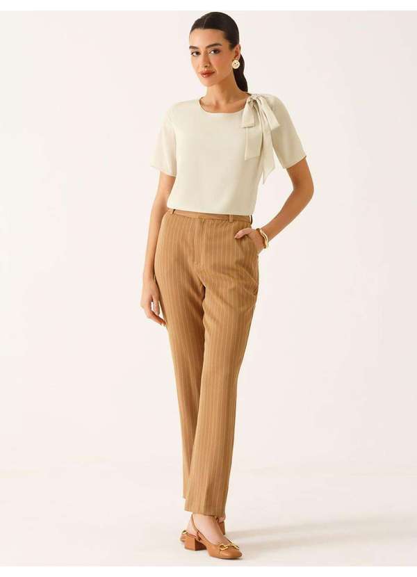 Calça Alfaiataria Reta Regular em Viscose Listrada Camel Tatiele