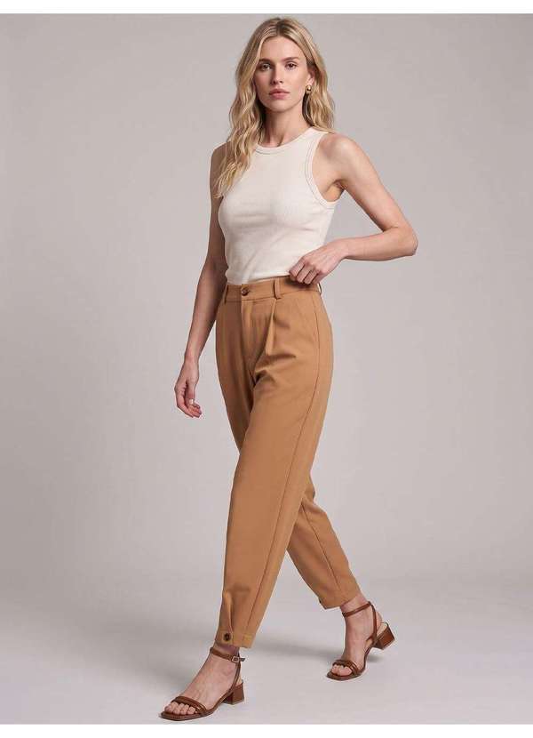 Calça Cenoura em Crepe Camel Anabella