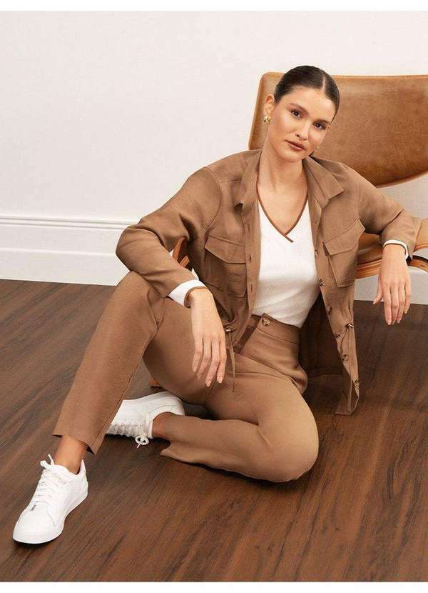 Calça Reta Regular de Alfaiataria Mocha Mousse Vilimara