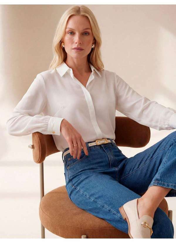 Camisa com Botão Dourado em Crepe Off White Helena