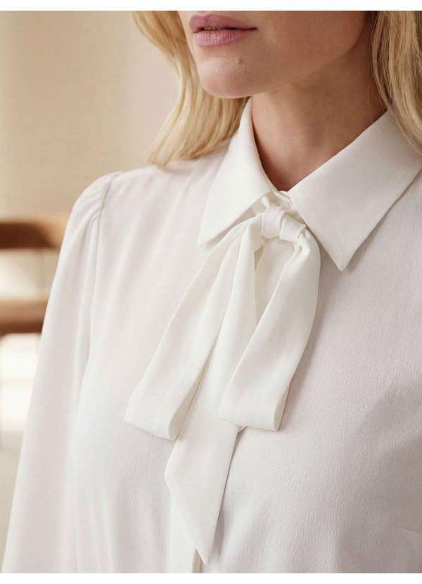 Camisa com Faixa Laço em Crepe Off White Lucineide