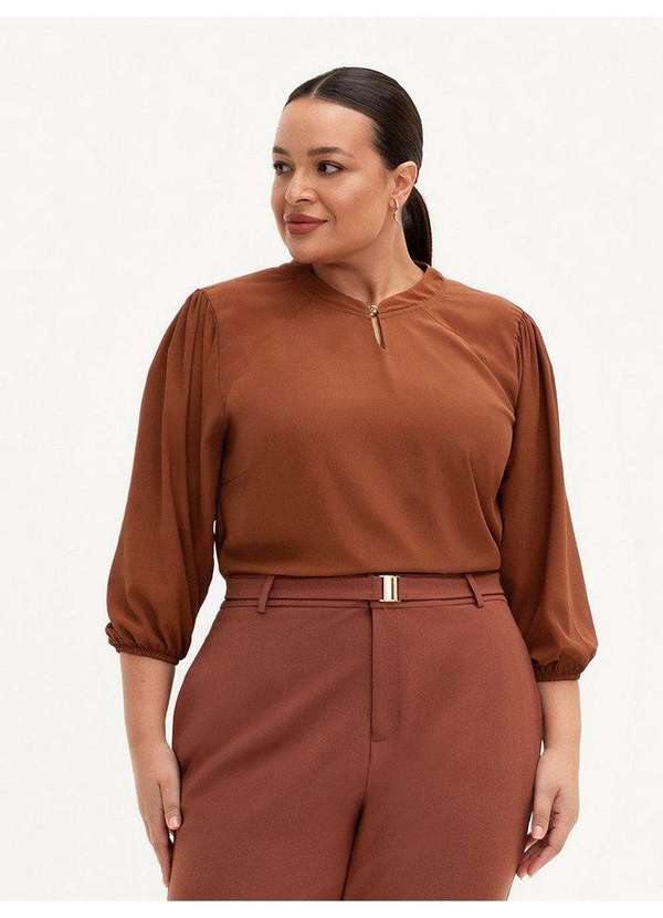 Blusa Manga 7/8 em Crepe Plus Size Marrom Ferrugem Mika