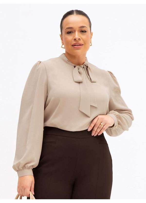 Blusa Manga Longa Gola Laço Plus Size Bege Mony