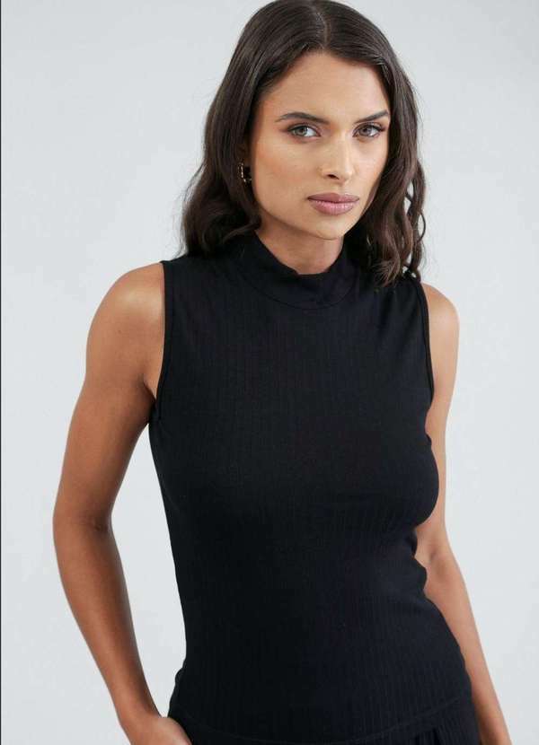 Blusa sem Manga Gola Alta Malha Canelada Preto