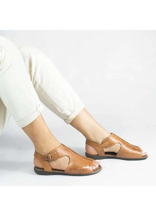 Sandalia Rasteira Fechada Flat Mia Marrom