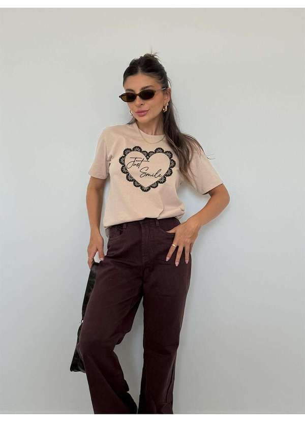 Camiseta Feminina Chocolate Coração Rendado - Chocolate
