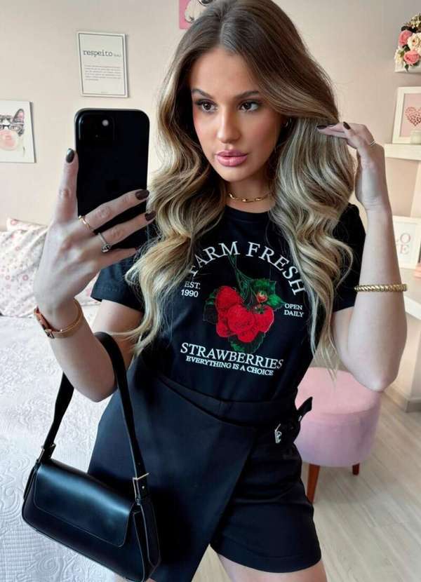 Camiseta Feminina Preta Morango - Preto