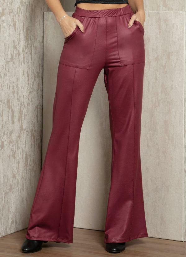 Calça Bordo Flare com Bolsos