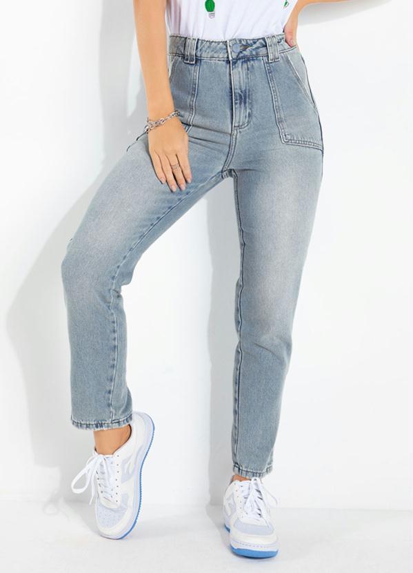Calça Mom Jeans Clara com Bolsos Frontais