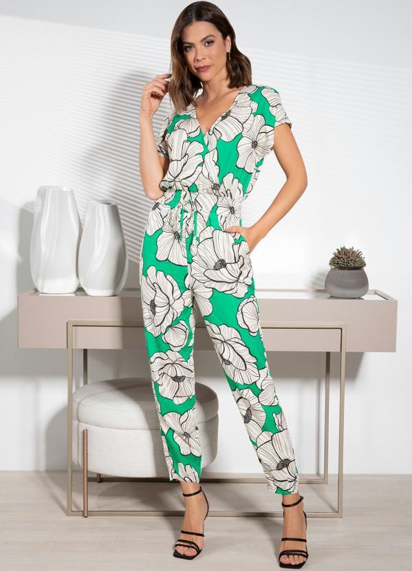 Macacão Floral Fundo Verde em Viscose Plana