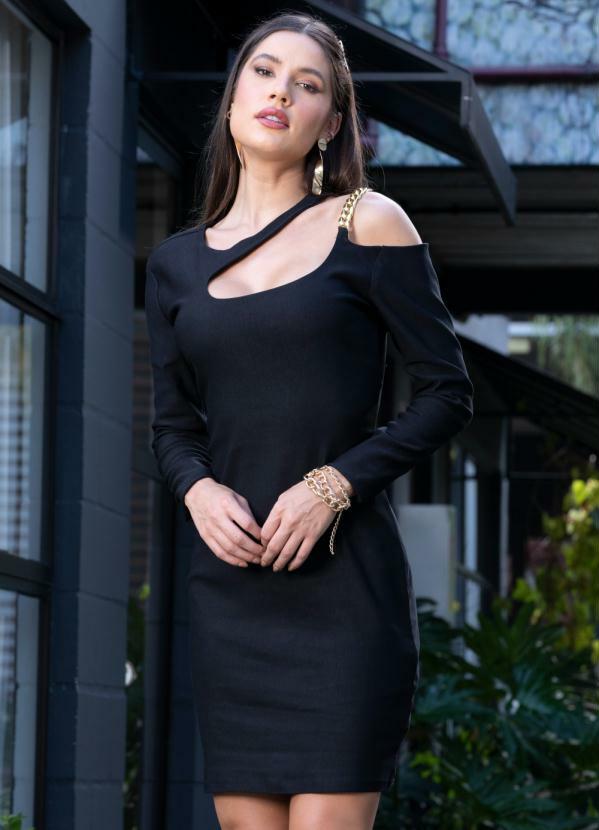 Vestido Preto com Vazado e Corrente no Ombro