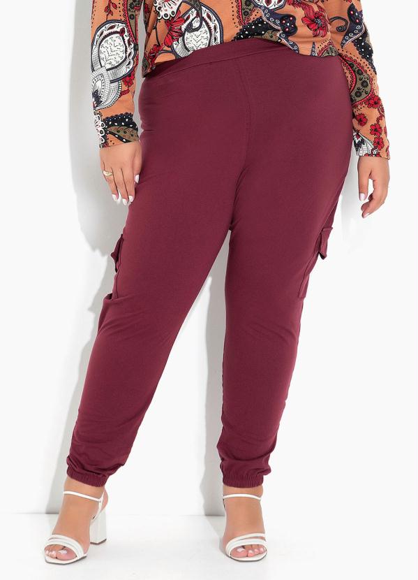 Calça Jogger com Bolsos Bordô Plus Size