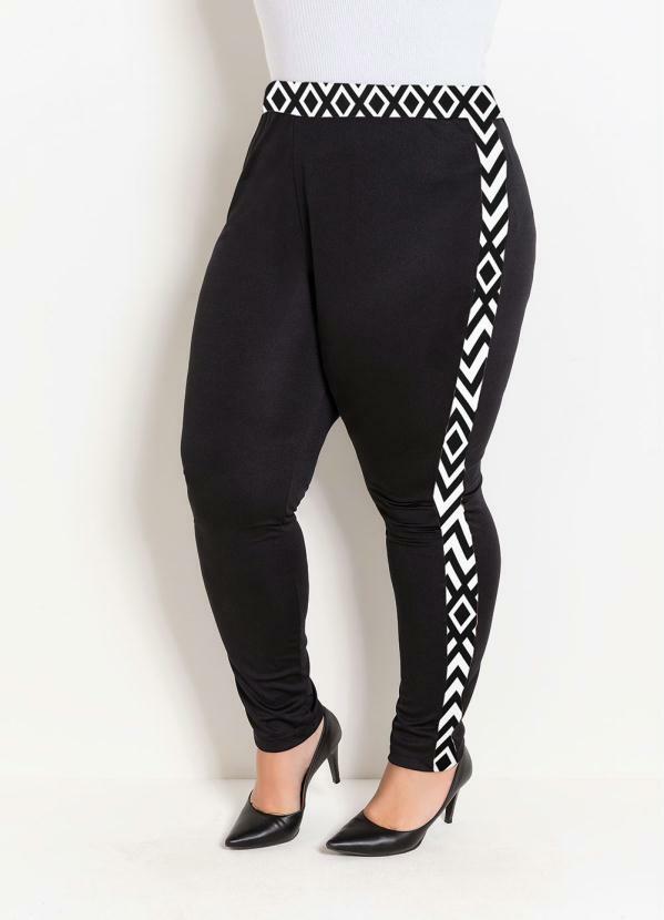 

Conjunto Preto e Geométrico Plus Size