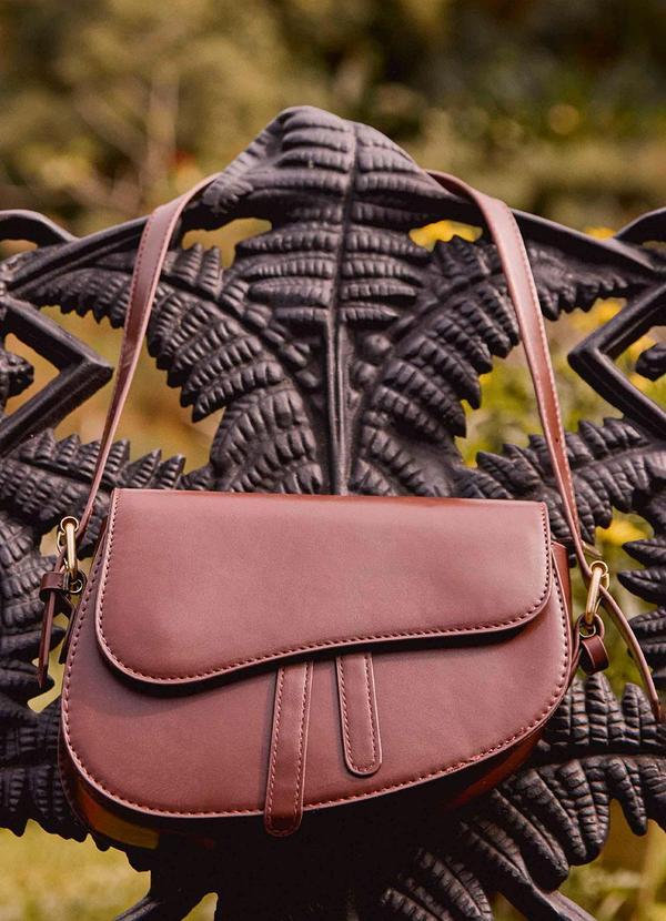 Bolsa com Aba Frontal e Alça Regulável Marrom