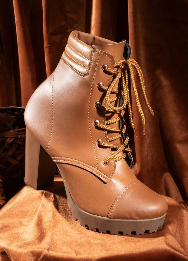 Bota Caramelo em Sintético