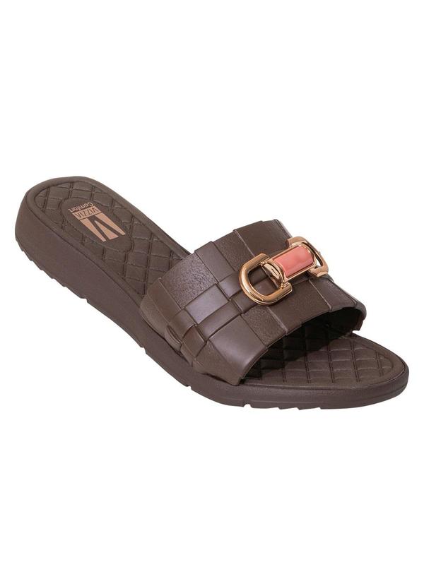 Chinelo Café com Adereço no Cabedal