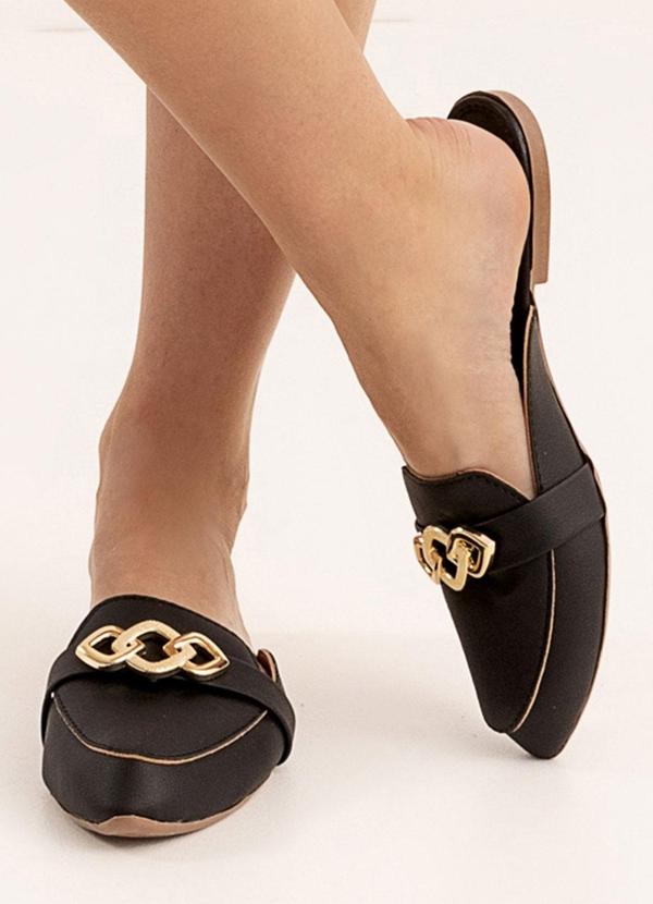 Mule Preto com Detalhe Dourado no Cabedal