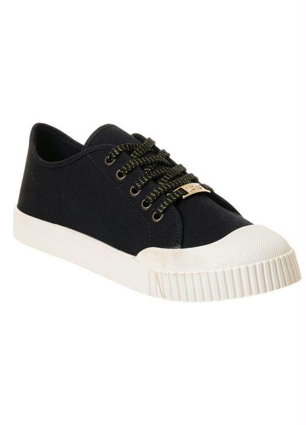 Tênis Casual Preto com Adereço Dourado