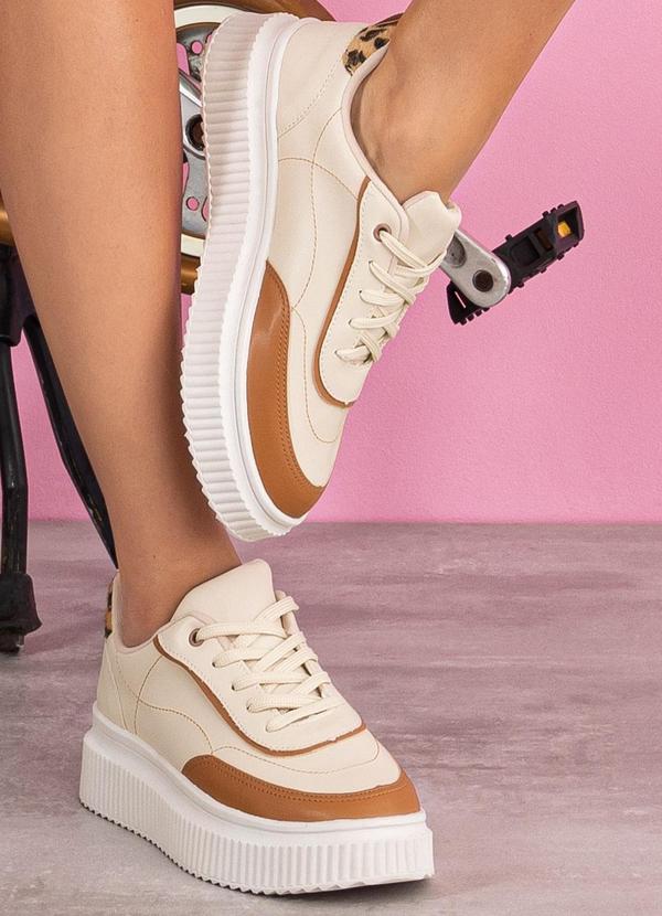 Tênis Casual Bege com Detalhes em Caramelo