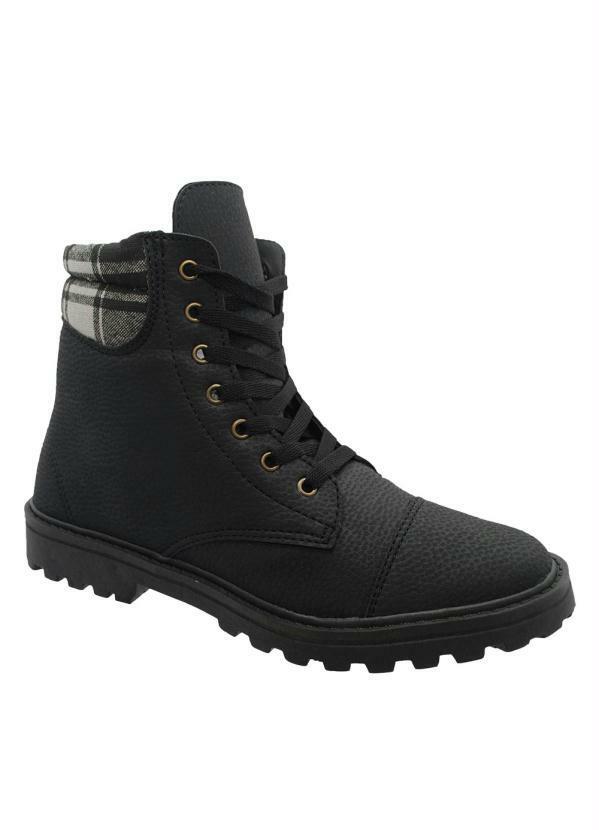 Bota Masculina Preta com Detalhe Xadrez
