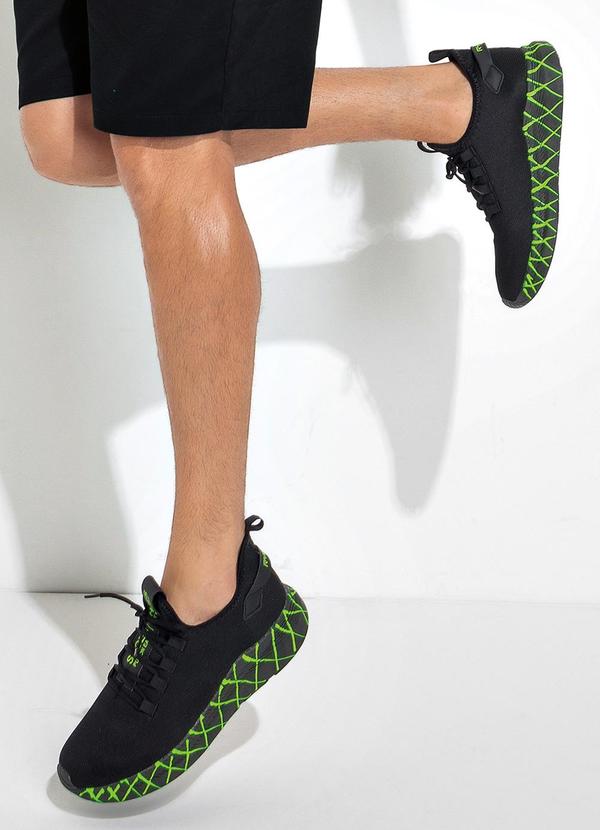 Vista 2 Tênis Esporte Preto com Verde em Tecido Perfecta Perfecta