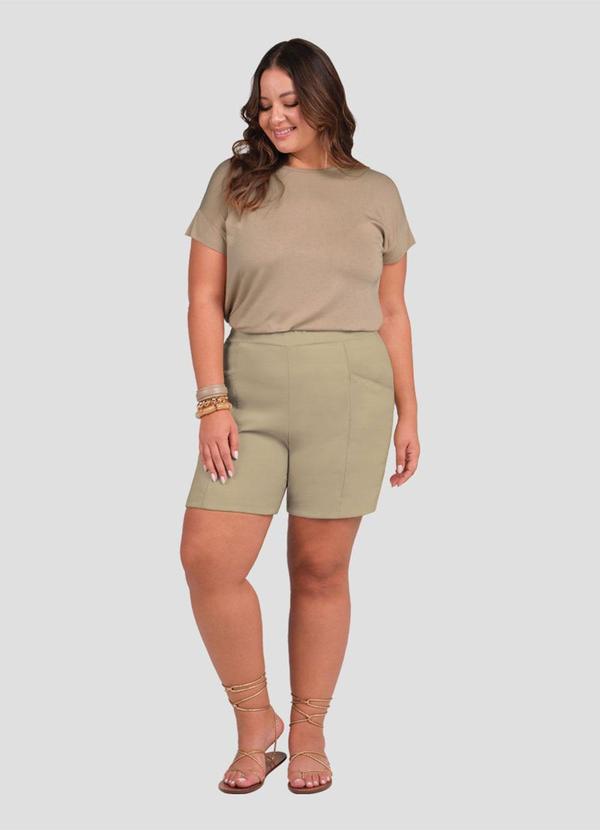 Bermuda Plus Size em Alfaiataria com Bolsos Bege