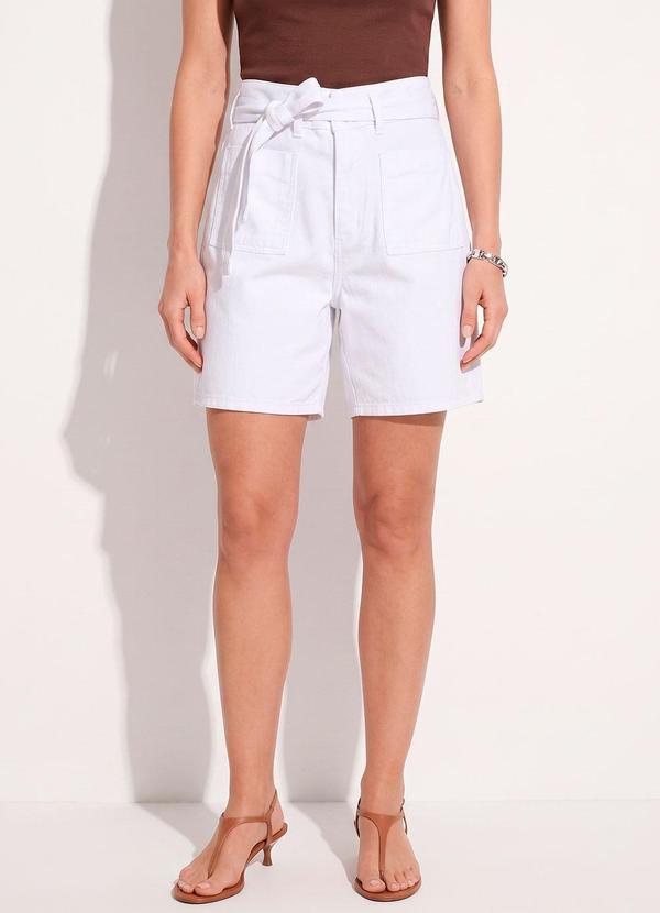 Short Branco em Sarja com Bolsos