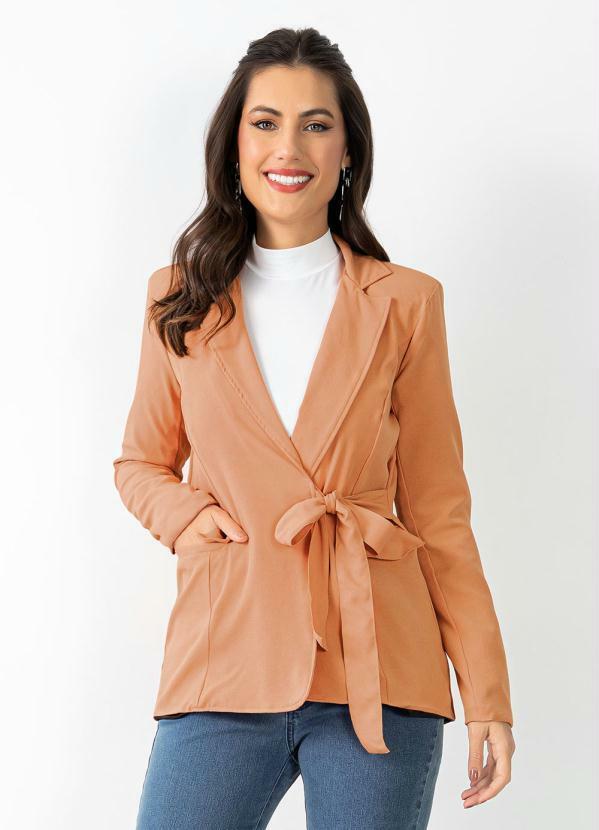 Vista 2 Blazer Caramelo com Bolsos e Amarração Quintess Quintess