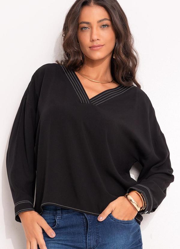 Blusa Preta em Viscose com Decote V e Detalhes Contrastantes