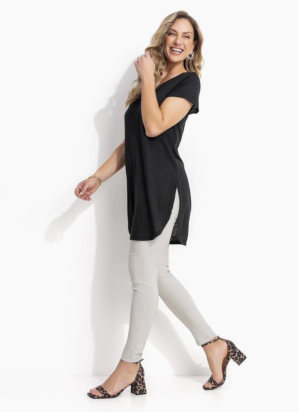 Vista 2 Blusa Alongada Preta com Barra Arrendondada Quintess Quintess