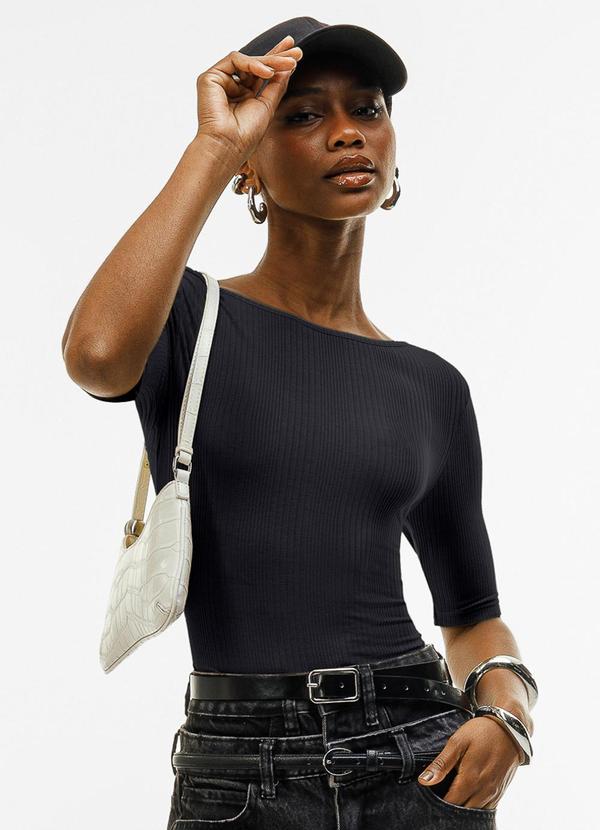Blusa Canelada com Decote Canoa Preto