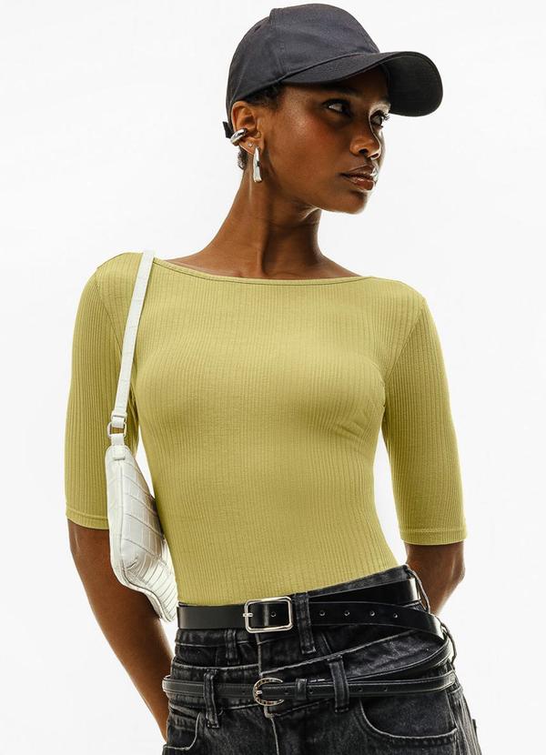 Blusa Canelada com Decote Canoa Verde