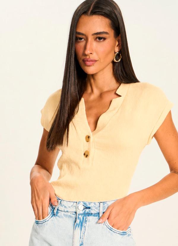 Blusa com Gola Polo e Botões Frontais Amarelo