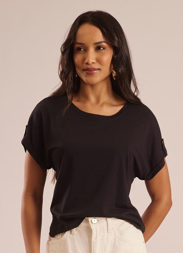 Blusa com Manga Dobrada e Botão Decorativo Preto