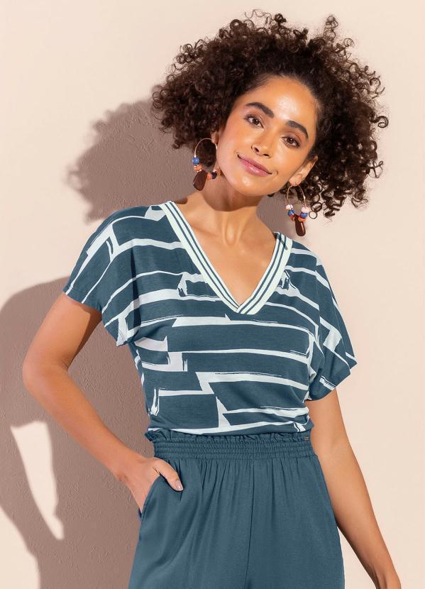 Vista 2 Blusa Criativa Comfy Decote com Retilínea Azul Marialícia Marialícia