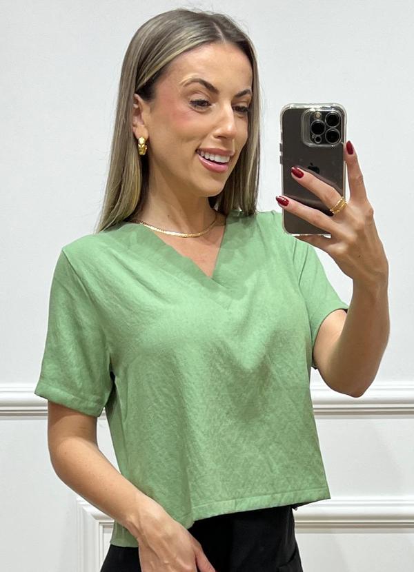 Vista 2 Blusa Cropped com Decote V Verde Doce Tom Doce Tom