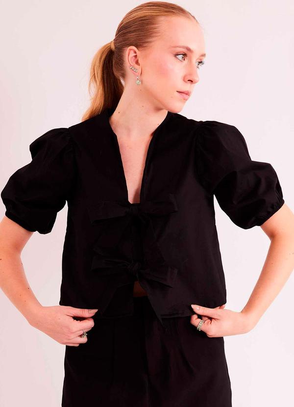 Blusa de Manga Curta New Ease em Plano Tricoline C