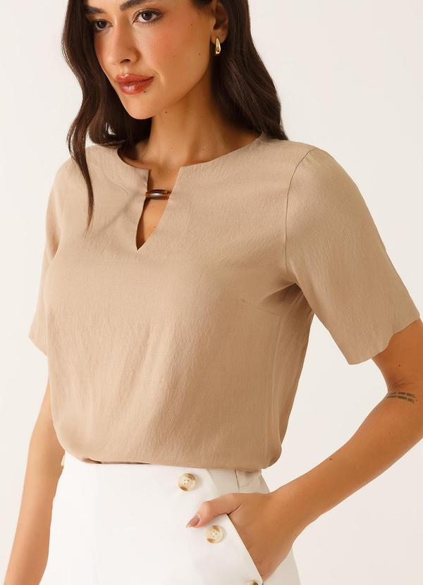 Vista 2 Blusa Decote V em Viscose Rosemary Bege