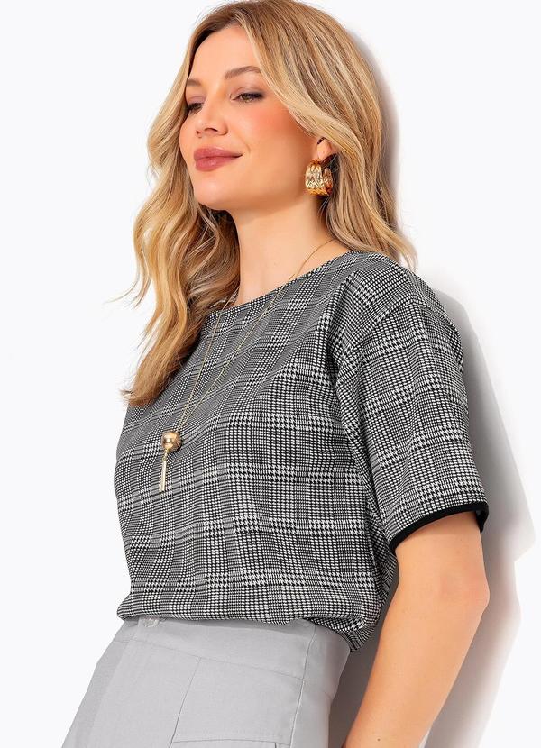 Blusa Xadrez Preto em Malha Estruturada
