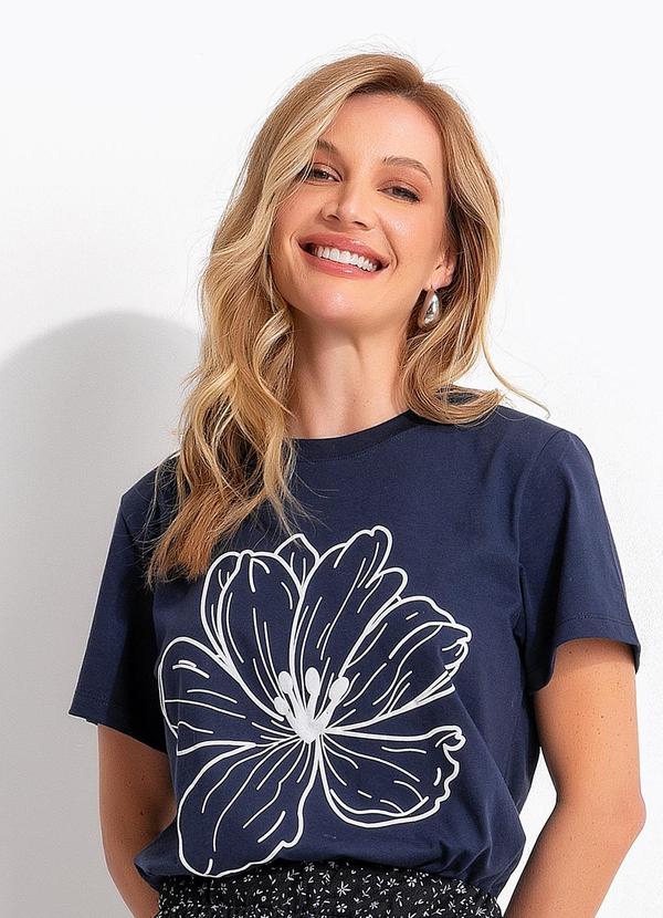 Blusa Flor Branca em Relevo em Malha de Algodão